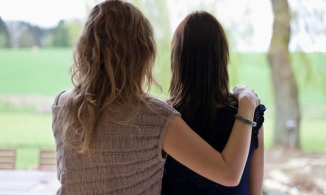 Con gái 14 tuổi tự dưng mang bầu khi mẹ bận chăm em ở viện