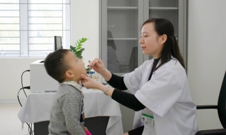 Chăm sóc trẻ ngày lạnh và những sai lầm phổ biến của cha mẹ