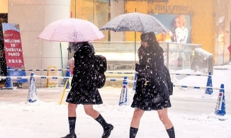 Lý do nữ sinh Nhật bất chấp thời tiết lạnh giá vẫn mặc váy ngắn đến trường