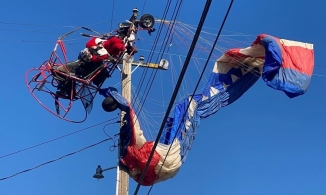 Ông già Noel mắc kẹt trên cột điện cao thế sau khi bay lượn trên không