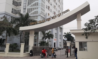 Nữ sinh đại học bị đuổi khỏi ký túc xá vì nghe điện thoại ngoài hành lang
