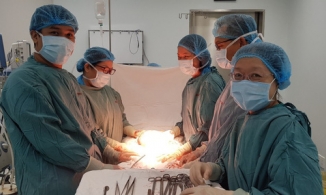 Bụng một phụ nữ lớn nhanh như thổi sau khi sử dụng nội tiết tố nam chuyển giới