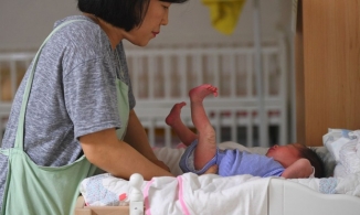 Chính quyền Seoul khuyên bà bầu chuẩn bị cơm canh cho chồng trước khi đi đẻ