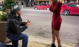 Được bạn trai cầu hôn suốt một tuần mà cô gái vẫn không biết