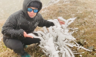 Sáng nay băng giá phủ trắng Mẫu Sơn