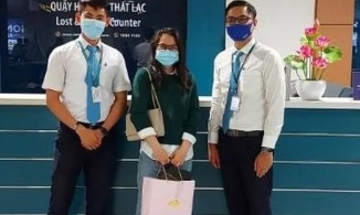 Tiếp viên Vietnam Airlines nhặt được chiếc nhẫn kim cương của khách và trả lại