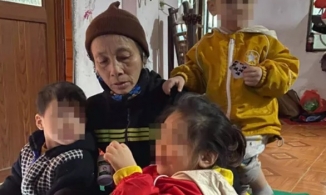 Hai bé bị bỏ rơi trên đê sông Hồng có thể phải vào trại trẻ mồ côi