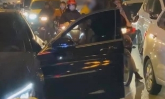 Hà Nội: Vợ đi xe máy chặn đầu xe ô tô để đánh ghen con giáp thứ 13 là bạn thân cướp chồng mình