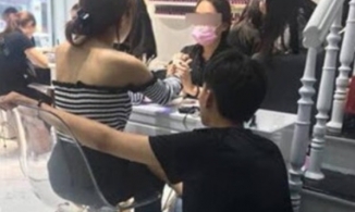 Chàng trai ngồi chờ người yêu làm nail 2h, lúc về còn cúi người xỏ dép hộ