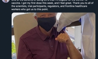 Tỷ phú Bill Gates tiêm vaccine Coivd-19