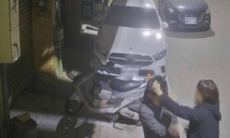 Chàng trai ăn 50 cái tát phải quỳ gối xin lỗi vì không nghe máy bạn gái gọi