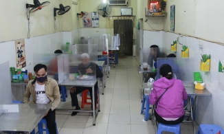 Hà Nội chính thức tổ chức giãn cách xã hội, dừng lễ hội, đóng cửa quán bar 