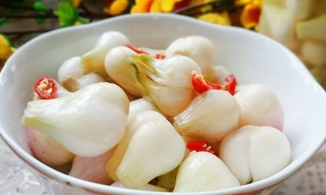Người không nên ăn dưa hành muối ngày Tết