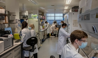 Việt Nam nhận 4,9 triệu liều vaccine Covid-19 của hãng dược AstraZeneca