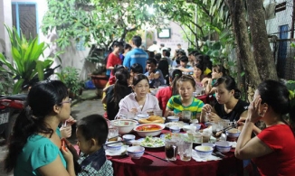 Góc ấm lòng: Chủ trọ mở tiệc mời tất niên, lì xì mỗi người 300 nghìn đồng