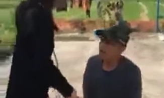 Cô gái xinh đẹp cầm gậy đuổi đánh kẻ sàm sỡ nơi công cộng khiến gã biến thái phải quỳ gối xin lỗi 