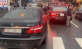 Cục CSGT vào cuộc vụ 2 xe Mercedes cùng biển số 'vô tình gặp nhau' ở Hà Nội