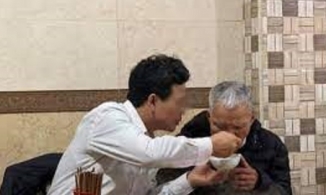 Chàng trai giữ lời hứa với bạn gái đã mất, phụng dưỡng bố mẹ cô hơn 10 năm