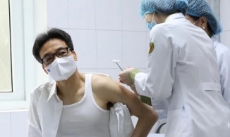 Phó Thủ tướng Vũ Đức Đam đến động viên thăm hỏi và tiêm thử nghiệm vắc xin 'made in Vietnam'