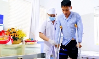 Sau ca phẫu thuật Hùng Dũng tập đi với nạng, bác sĩ tiết lộ khả năng xuất viện 