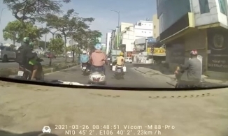 CSGT hú còi mở đường cho xe chở sản phụ đẻ 'rớt' kịp đến bệnh viện