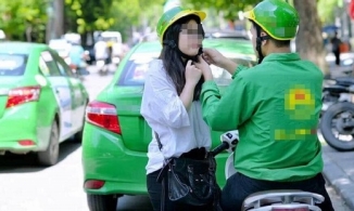 Hành động của tài xế xe ôm công nghệ với cô gái trẻ giữa đêm xôn xao MXH