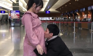 Chồng quỳ gối ôm hôn bụng bầu tiễn vợ lên chuyến bay nhân đạo về nước
