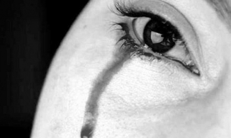 Cô gái 25 tuổi khóc ra máu trong suốt kỳ kinh nguyệt