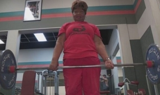 Cụ bà 79 tuổi nâng tạ hơn 180 kg và lập 19 kỷ lục thế giới