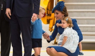 Chuyên gia lý giải nguyên nhân công nương Kate luôn ngồi xuống khi nói chuyện với con