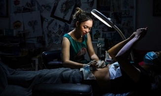 Nhờ khả năng xăm hình độc đáo, nữ thợ xăm sẹo ở Hà Nội được lên báo nước ngoài