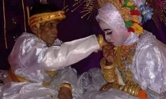 Ông lão U60 cưới luôn con gái của người mình từng cầu hôn bất thành