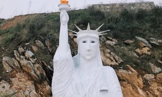 'Cha đẻ' của 'Nữ thần tự do' phiên bản 'đột biến' chính thức lên tiếng