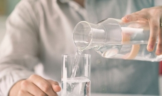 Vì sao không nên uống nước trước khi đi ngủ?