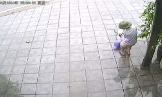 Giữa trời mưa gió, người đàn ông đang bất tỉnh bị một người đàn ông khác kéo lê rồi 'vứt' lên vỉa hè mặc sống chết