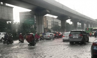 Trước kỳ nghỉ lễ 30/4, Hà Nội trời mưa lạnh