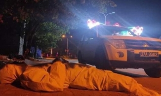 Xót xa trước hình ảnh nhân viên y tế ngủ gục vệ đường vì quá mệt 