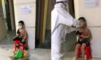 Mới 6 tuổi, bé trai đi nhận kết quả dương tính Covid-19 1 mình: Ngơ ngác, ngồi nép vào cánh cửa