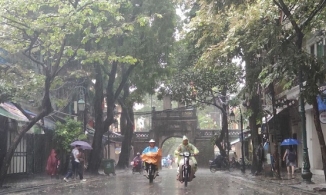 Thời tiết 25/5: Hà Nội ngày có mưa rào rải rác và có nơi có dông, đêm có mưa rào vài nơi