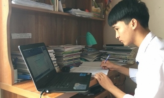 Thí sinh Hà Nội làm thủ tục dự thi lớp 10 trực tuyến