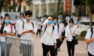 Đề thi văn lớp 10 đề cập đến 'sự tế nhị khi giúp đỡ người khác' giữa loạt ồn ào làm từ thiện của showbiz khiến cư dân mạng phấn khích