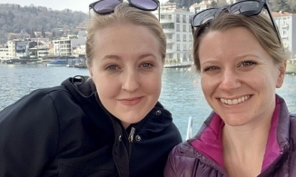 Sau khi phát hiện yêu chung một người, hai cô gái trở thành bạn thân