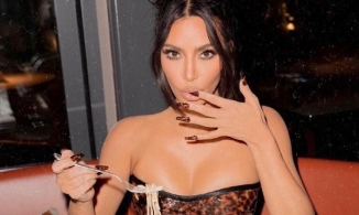 Kim Kardashian hóa búp bê Barbie sau thông tin tìm bạn trai qua app hẹn hò