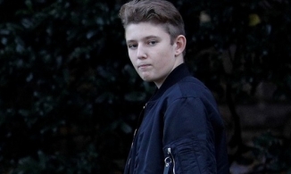 'Quý tử nước Mỹ” Barron Trump xuất hiện cùng mẹ trên đường phố New York