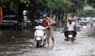 Hà Nội mưa lớn, do áp thấp nhiệt đới hướng vào vịnh Bắc Bộ