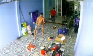 Đang ngồi chơi cùng cháu, ông nội vội vã gọi người bế cháu đi vì chuyện này