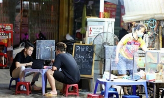 Hà Nội: Người bán nước vỉa hè, thợ cắt tóc sẽ được nhận tiền hỗ trợ 