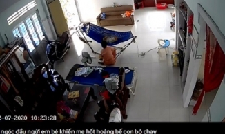 Con trăn ngóc đầu 'ngửi ngửi' em bé đang nằm võng vì thu hút bởi mùi sữa mẹ?