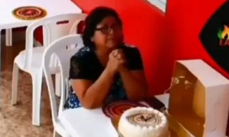 Clip người phụ nữ mua bánh gato rồi tự tổ chức sinh nhật một mình trong quán, diễn biến sau đó mới khiến người xem rơi lệ, thu hút gần 3 triệu view