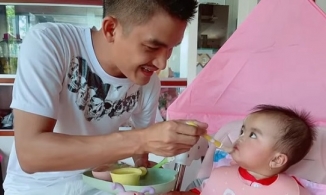 Biểu cảm của con gái Mạc Văn Khoa với bố khiến ai nhìn cũng bật cười